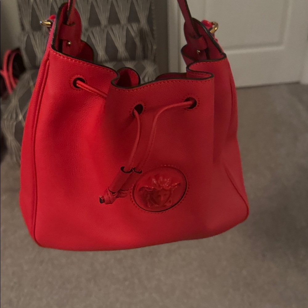 VERSACE
Grained Calfskin La Medusa Bucket
Bag Red
Bag - Picture 17 of 17